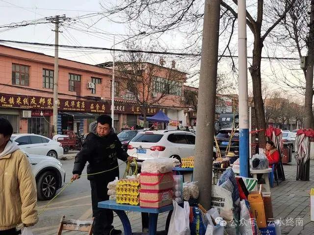 现煮的肉现打的饼九嵕山下小镇6元一个的肉夹馍到底咋个像？